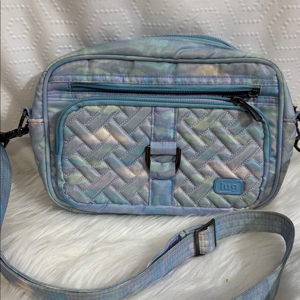 Lug carousel bag